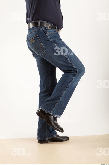 Leg moving blue deep jeans of Ed